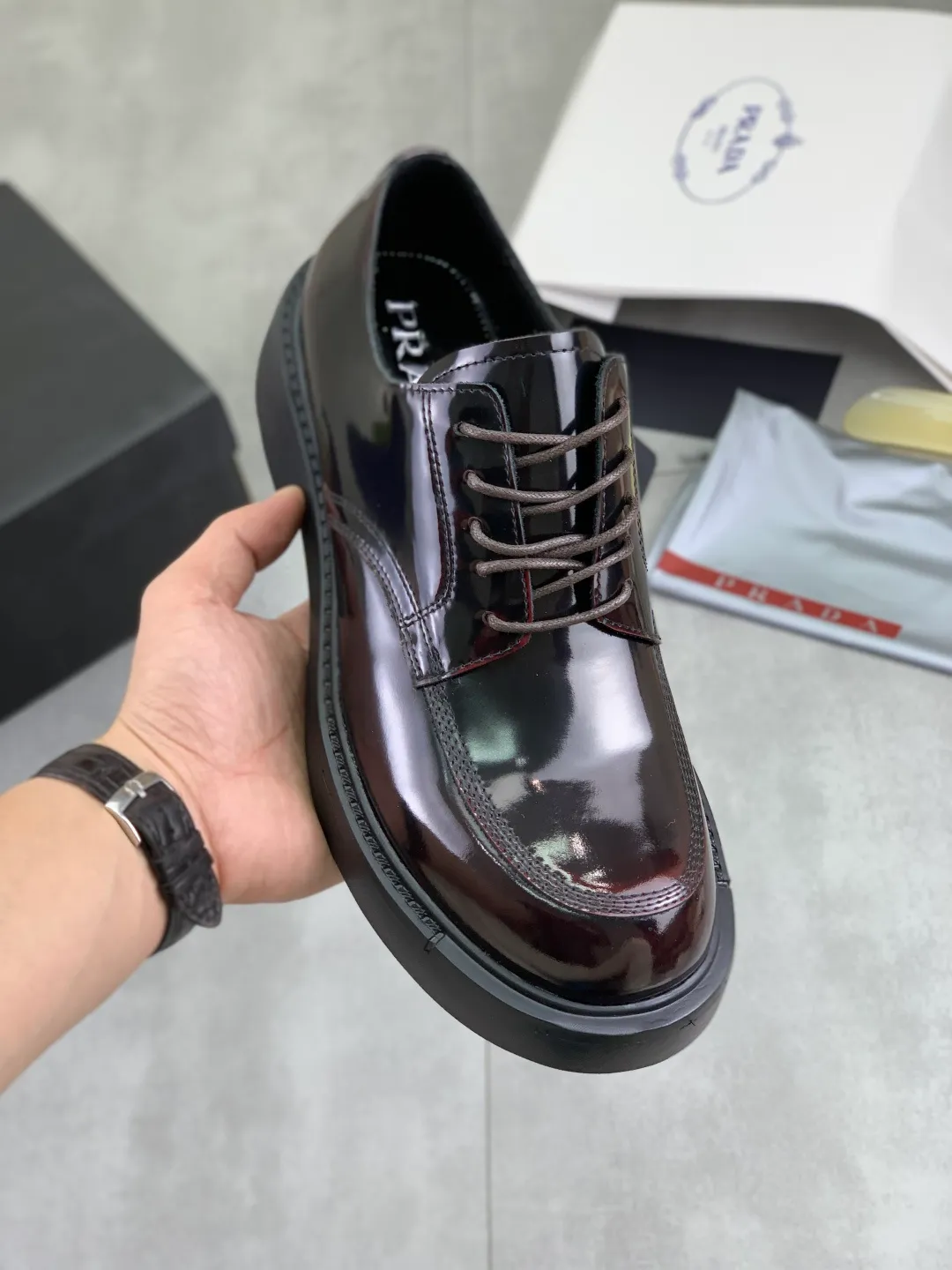 Men's men's shoes 💰P640 New PRADA top version Prada's new casual leather shoes Original purchase, development and production Prada Men's Classic Series Technological breathable fabrics with cowhide Casual sports shoes Casual sports dad shoes combine high-tech breathable materials with cowhide, with P's exclusive button decoration on the side. The outsole is full of P italic design and bright colors to show vitality and continue the brand's design inspiration. Stroll around the city lightly and feel free and comfortable. Delivered in exquisite packaging 🛍📦 ▪️Material: original customized calfskin with breathable material ▪️Inner lining: cowhide lining ➕cowhide feet ▪️Outsole: open-molded TPU foam material ▪️Sole thickness: 3.5CM ▪️Size: Men's 38-45 black, burgundy color optional